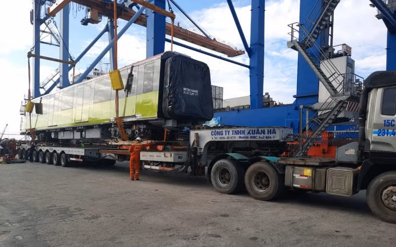 Sau khi cập cảng, đoàn tàu thứ tư được vận chuyển bằng xe siêu trường siêu trọng tới khu vực Depot Nhổn (Hà Nội), được cẩu lên ray về khu vực tập kết để lắp ráp vận hành thử nghiệm, trước khi đi vào vận hành chính thức.
