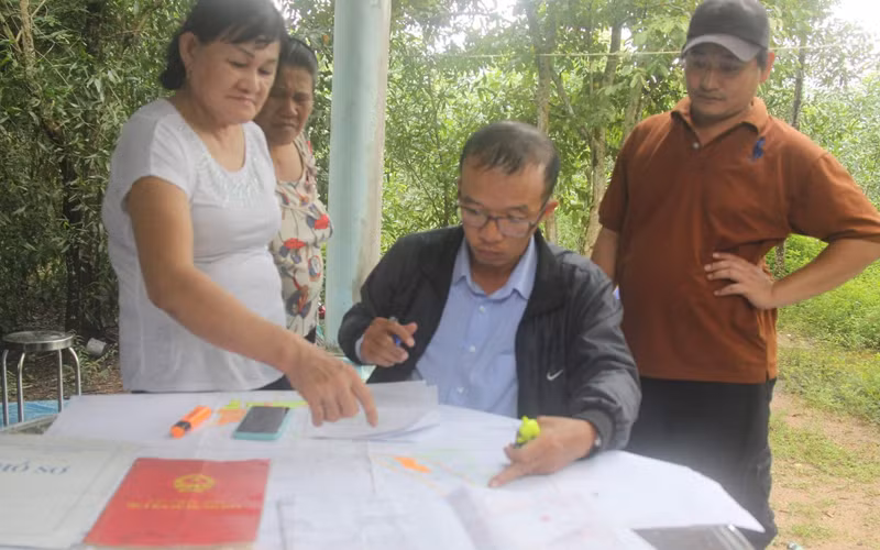Kiểm đếm đất đai và tài sản gắn liền trên đất của người dân trong vùng dự án Cảng HKQT Long Thành.