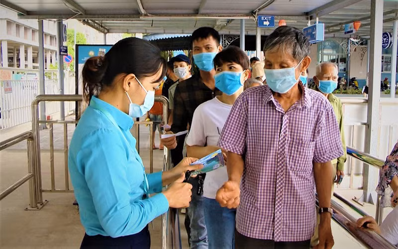 Ảnh: Du khách đến Hạ Long - Quảng Ninh tăng trong dịp nghỉ lễ 30-4 và 1-5.