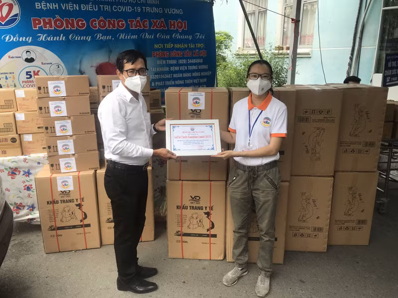 Tặng khẩu trang cho Bệnh viện Trưng Vương (TP Hồ Chí Minh).
