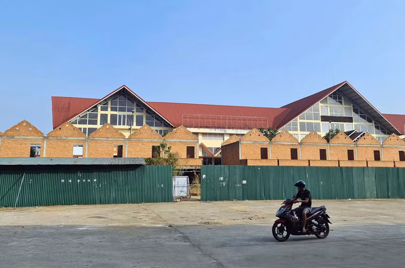 Dãy ki-ốt xây dựng sai phép ngay trước chợ trung tâm TP Bảo Lộc, Lâm Đồng.