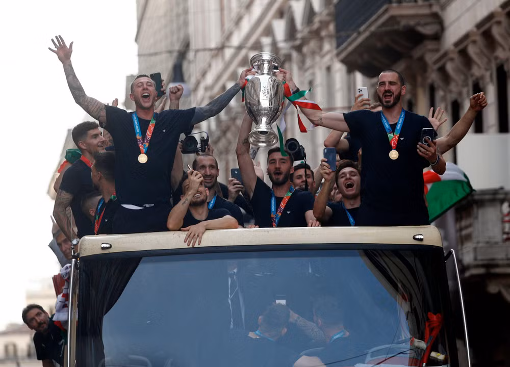 Biển người ăn mừng chức vô địch EURO 2020 cùng đội tuyển Italia -0