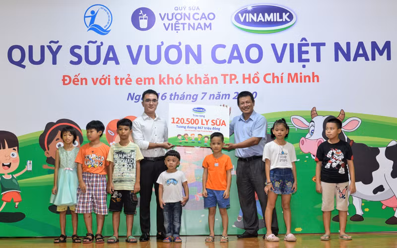 Quỹ sữa Vươn cao Việt Nam tiếp tục hành trình xuyên dịch đến với trẻ em gặp khó khăn -0