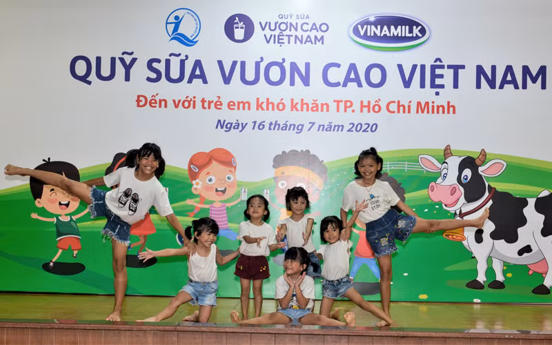 Quỹ sữa Vươn cao Việt Nam tiếp tục hành trình xuyên dịch đến với trẻ em gặp khó khăn -0