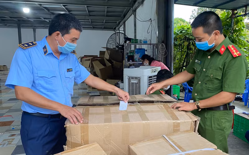 Kho hàng đồ chơi trẻ em không rõ nguồn gốc, xuất xứ chứa hàng chục nghìn sản phẩm, khiến lực lượng chức năng phải đóng vào gần 200 thùng các-tông để tạm giữ.