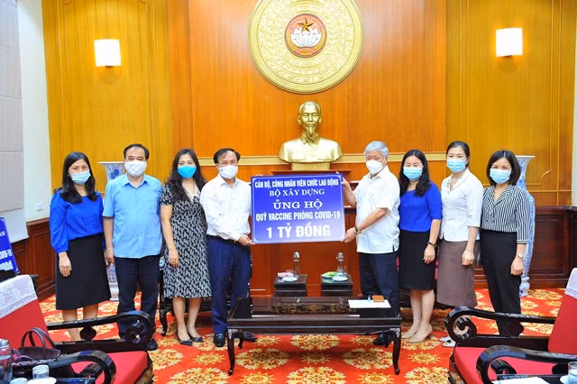 Đại diện lãnh đạo Bộ Xây dựng trao ủng hộ Quỹ vaccine phòng Covid-19 đến lãnh đạo Mặt trận Tổ quốc Việt Nam.