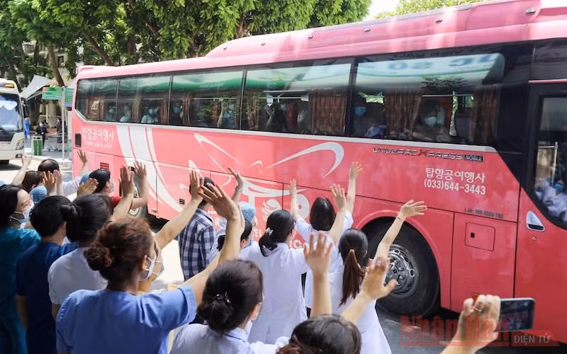 200 cán bộ Bệnh viện Bạch Mai vào TP Hồ Chí Minh chống dịch