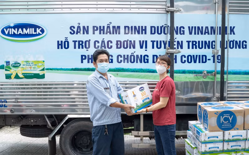  Đại diện Trung tâm Y tế quận Gò Vấp (bên phải) đại diện nhận các sản phẩm và sẽ nhanh chóng chuyển đến các y bác sĩ, nhân viên y tế đang làm nhiệm vụ. (Ảnh: VNM)