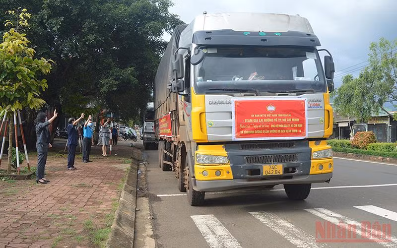 Các chuyến xe chở hàng xuất phát vào các tỉnh phía nam. 