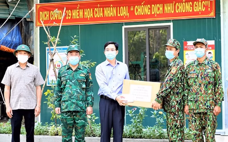 Bí thư Tỉnh ủy Đắk Lắk Nguyễn Đình Trung tặng quà, động viên cán bộ, chiến sĩ biên phòng làm nhiệm vụ bảo vệ biên giới và phòng, chống dịch Covid-19 trên tuyến biên giới của tỉnh.