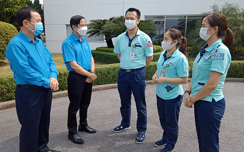 Thăm hỏi, động viên đoàn viên, người lao động.