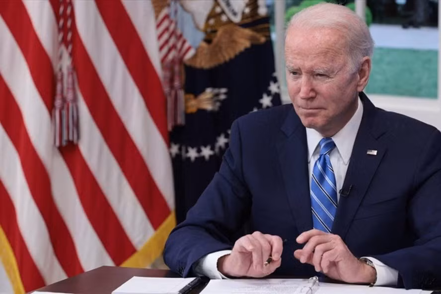 Tổng thống Joe Biden ký luật ngân sách quốc phòng năm 2022. (Ảnh: AFP/TTXVN)