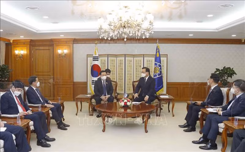 Chủ tịch Quốc hội Vương Đình Huệ hội kiến Thủ tướng Hàn Quốc Kim Bu-gyeom -0