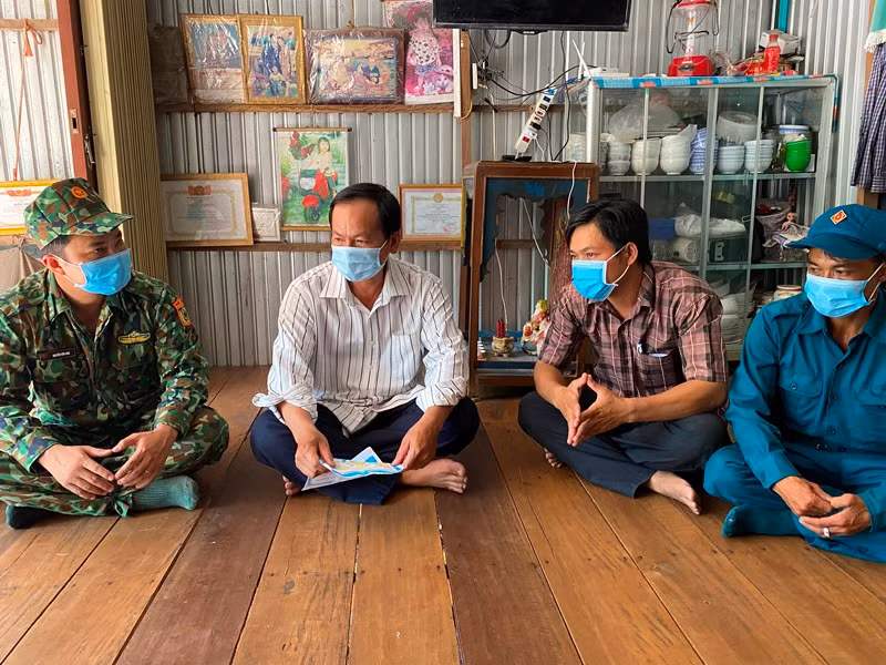 Cán bộ Biên phòng tỉnh An Giang vận động người dân huyện An Phú tố giác tội phạm nhập cảnh trái phép.