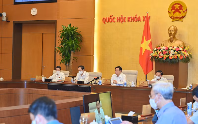 Chủ tịch Quốc hội Vương Đình Huệ phát biểu cho ý kiến vào nội dung phiên họp. (Ảnh: DUY LINH)