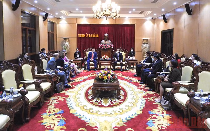Ngài Marc Knapper, tân Đại sứ Hoa Kỳ tại Việt Nam làm việc với lãnh đạo Thành ủy Đà Nẵng.