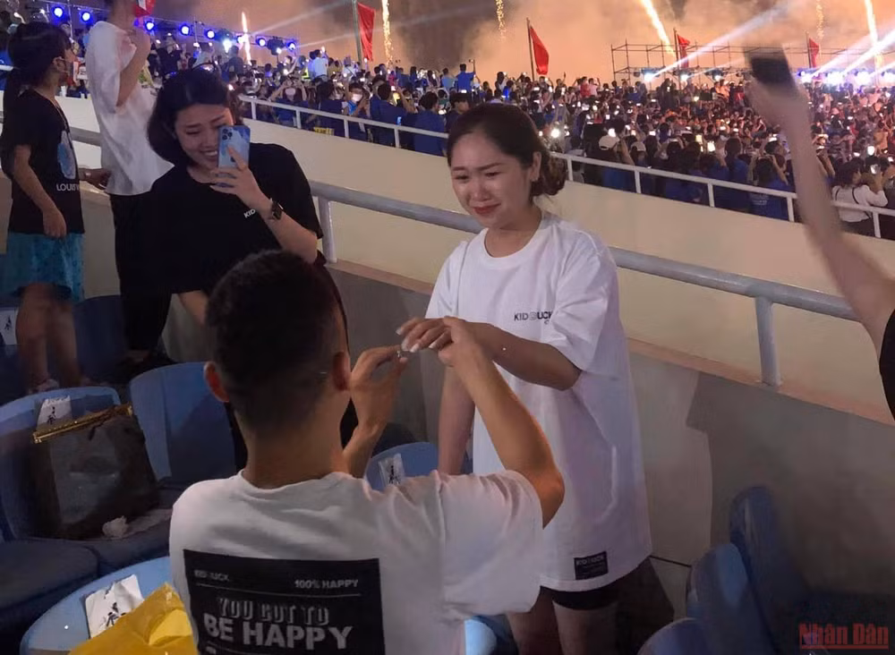 Màn cầu hôn “đặc biệt nhất” trong Lễ Khai mạc SEA Games 31 -0