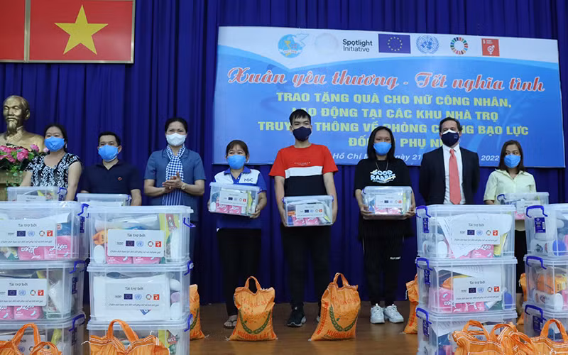 Ban tổ chức tặng quà cho các phụ nữ di cư ở TP Hồ Chí Minh. (Ảnh: UN Women Việt Nam)