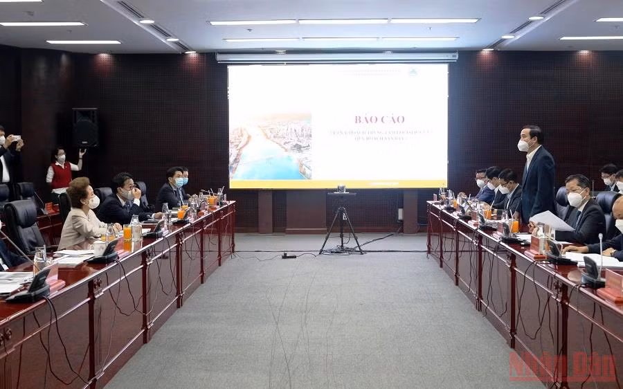 Chủ tịch UBND TP Đà Nẵng thông tin về các dự án hạ tầng đô thị trên địa bàn thành phố. (Ảnh: THANH TÙNG)
