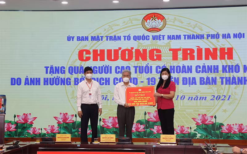 Hà Nội tặng quà cho 600 người cao tuổi có hoàn cảnh khó khăn -0
