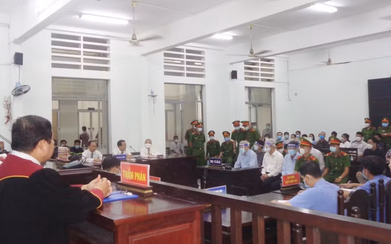 Các bị cáo nghe bản án. (Ảnh: PHONG NGUYÊN)