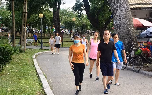 Nhiều người dân vẫn lơ là việc đeo khẩu trang khi ra ngoài đường.