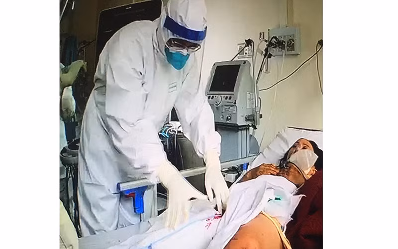 Các bác sĩ can thiệp tim mạch cho bệnh nhân. 