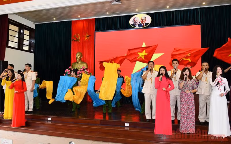 Báo Nhân Dân giao lưu các điển hình tiên tiến trong các phong trào thi đua vì an ninh Tổ quốc -0