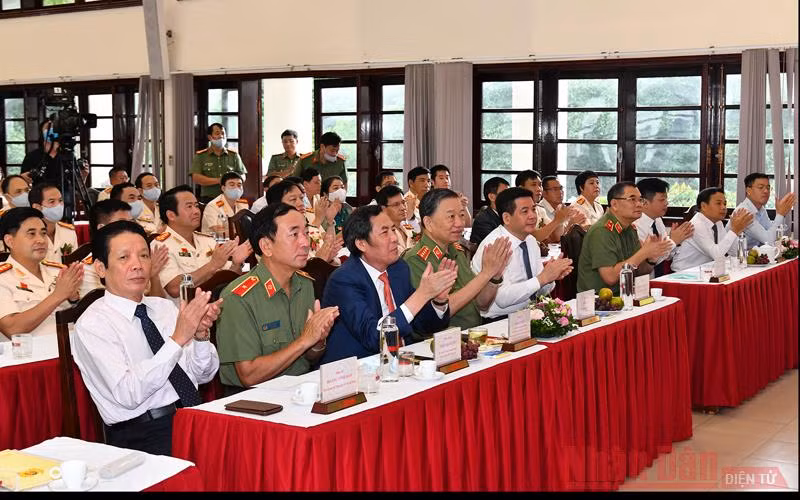 Báo Nhân Dân giao lưu các điển hình tiên tiến trong các phong trào thi đua vì an ninh Tổ quốc -0