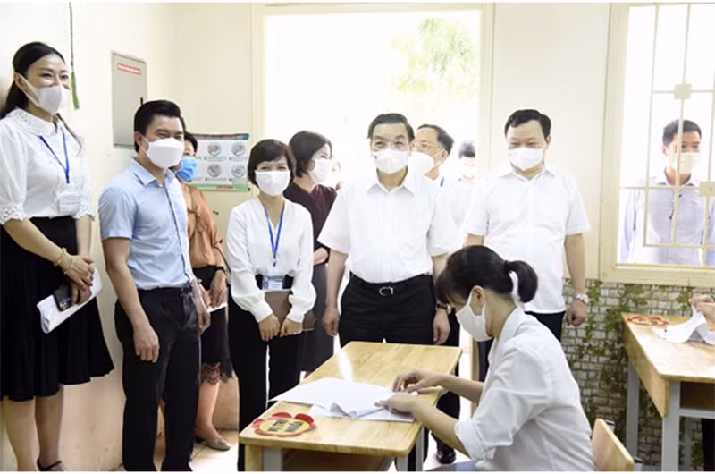 Chủ tịch Ủy ban nhân dân TP Chu Ngọc Anh kiểm tra tại điểm thi Trường THCS Bế Văn Đàn, quận Đống Đa.
