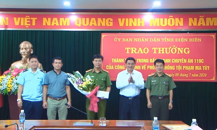 Đồng chí Lê Văn Quý, Phó Chủ tịch UBND tỉnh Điện Biên tặng hoa chúc mừng Ban chuyên án