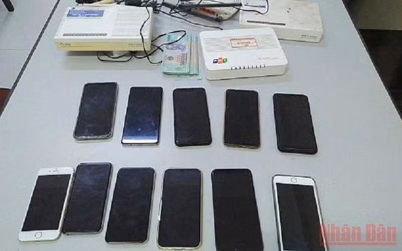 Một số tang vật trong vụ án triệt phá đường dây đánh bạc lớn ở huyện Văn Giang, tỉnh Hưng Yên. (Ảnh: PHẠM HÀ).