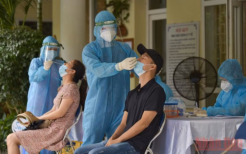Xét nghiệm trên diện rộng tại quận Thanh Xuân, TP Hà Nội. (Ảnh: DUY LINH)