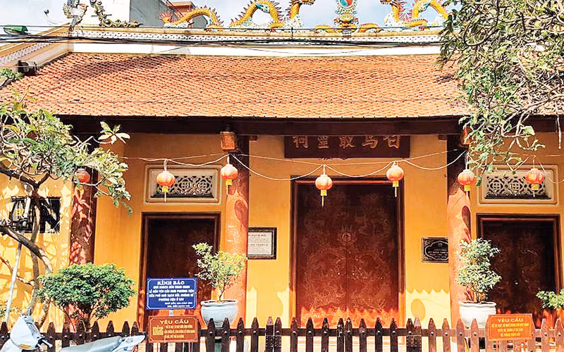 Di tích đền Bạch Mã.