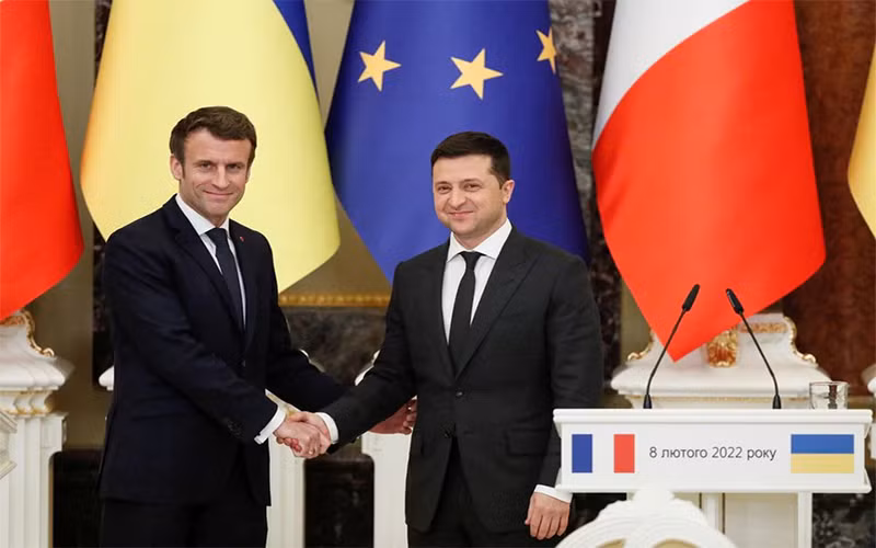 Tổng thống Ukraine Zelensky và người đồng cấp Pháp Macron trong cuộc họp báo tại Kiev, ngày 8/2. (Ảnh: Reuters)