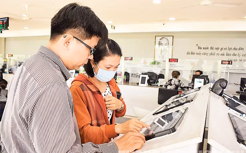 Người dân tra cứu hồ sơ qua cơ sở dữ liệu dùng chung tại UBND quận 12.