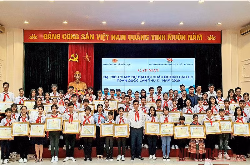 Bộ Giáo dục và Đào tạo trao Bằng khen tặng 63 "Cháu ngoan Bác Hồ"