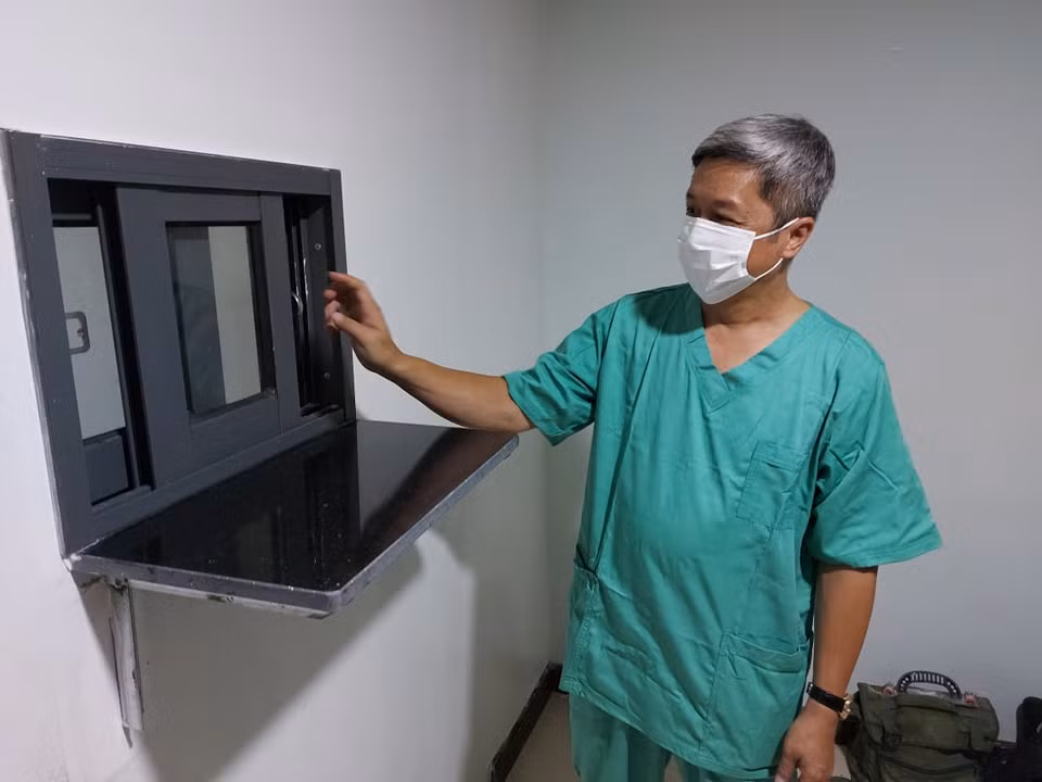 Thứ trưởng Nguyễn Trường Sơn kiểm tra công tác lắp đặt trang thiết bị y tế để đón bệnh nhân nặng.