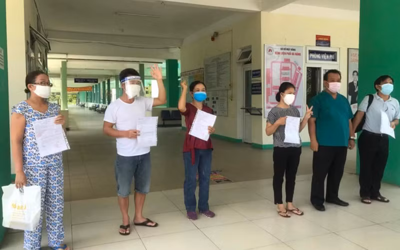 Năm bệnh nhân được công bố khỏi bệnh tại Bệnh viện Phổi Đà Nẵng.