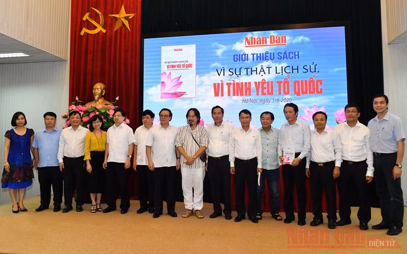 Các đại biểu chụp ảnh lưu niệm tại buổi họp báo giới thiệu sách.