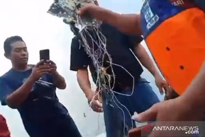 Tìm thấy mảnh vỡ máy bay chở 62 người của Indonesia -0