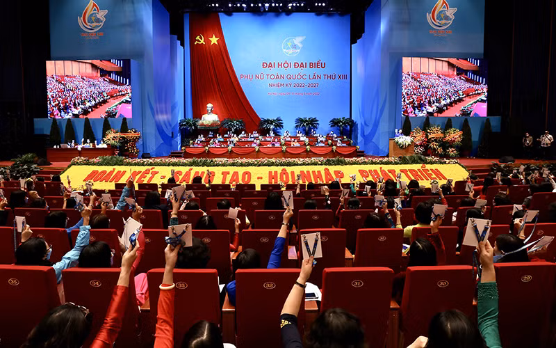 Các đại biểu biểu quyết thông qua danh sách Ban Chấp hành Trung ương Hội Liên hiệp Phụ nữ Việt Nam khóa XIII.