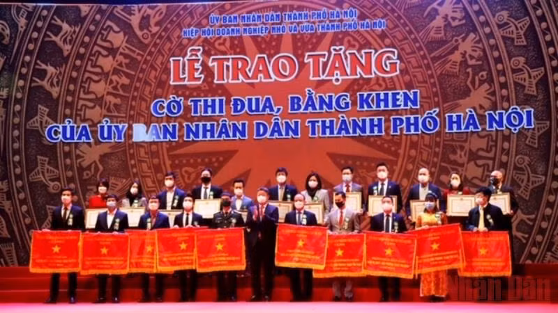 Lãnh đạo thành phố Hà Nội trao tặng bằng khen, cờ thi đua cho các doanh nghiệp tiêu biểu của Thủ đô. (Ảnh: NGUYÊN TRANG)
