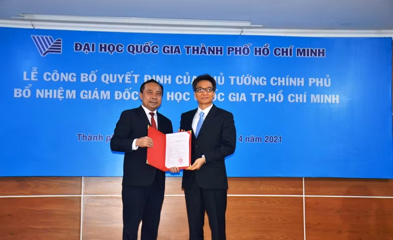 Phó Thủ tướng Vũ Đức Đam trao  quyết định bổ nhiệm cho PGS,TS Vũ Hải Quân.