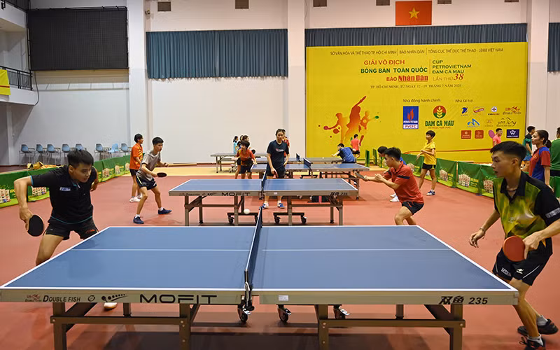 Các vận động viên luyện tập trước khi thi đấu tại Giải vô địch bóng bàn toàn quốc Báo Nhân Dân lần thứ 38. Ảnh: Duy Linh