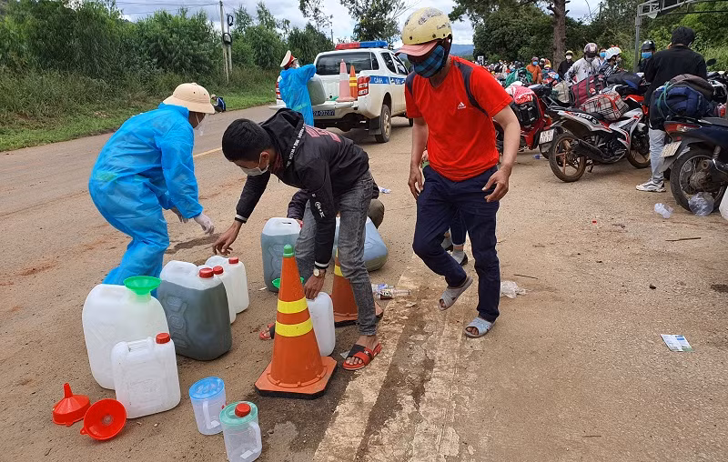 Hỗ trợ người dân về quê tránh dịch -0