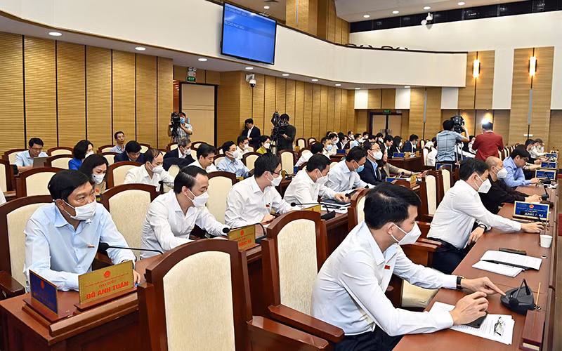 Hà Nội biểu quyết thông qua 15 nhóm biện pháp giải quyết đẩy nhanh tiến độ đầu tư, xử lý các dự án vốn ngoài ngân sách có sử dụng đất chậm triển khai trên địa bàn. Ảnh: ĐĂNG ANH