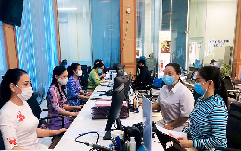 Chuyển đổi số tại Trung tâm hành chính công tỉnh Thừa Thiên Huế, giúp thuận lợi trong mọi giao dịch. (Ảnh CÔNG HẬU) 