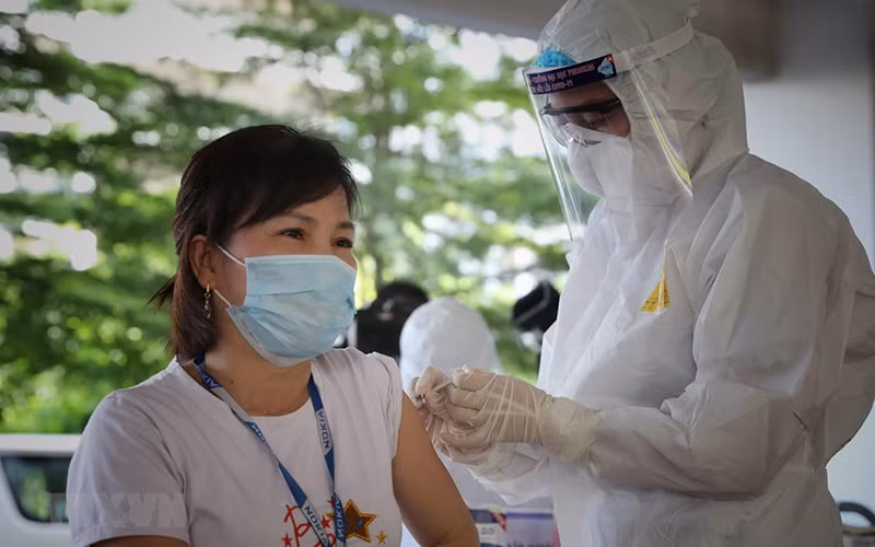 Tiêm vaccine phòng Covid-19 cho công nhân trong các khu công nghiệp ở Bắc Ninh, Bắc Giang. Ảnh: TTXVN