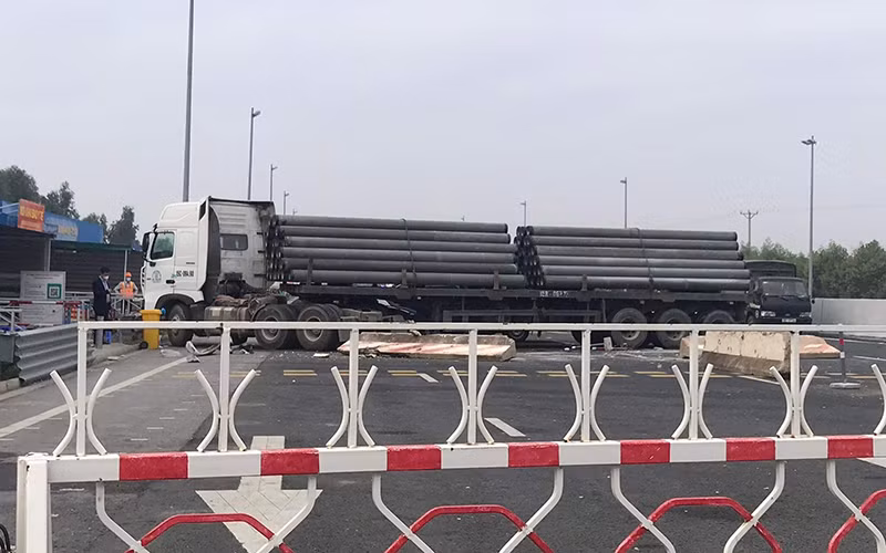 Hiện trường vụ tai nạn tại cầu Bạch Đằng.